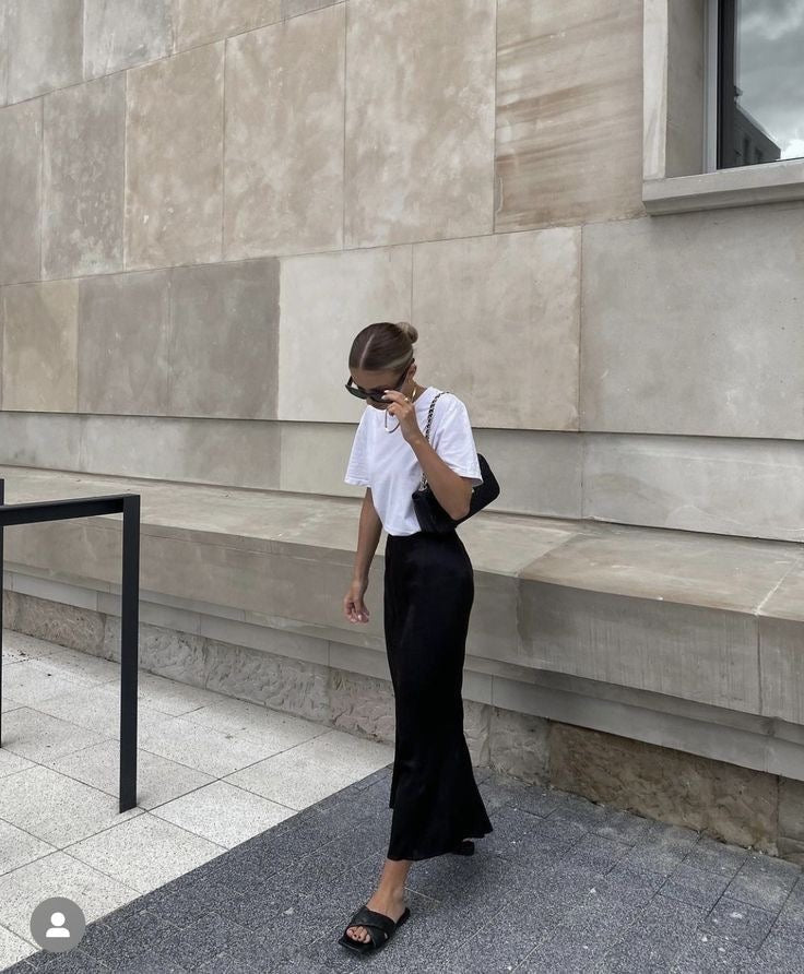 Elegant satinmaxinederdel i lyseblå med høj talje og flydende pasform, perfekt til forårsgarderoben og alsidige lejligheder.