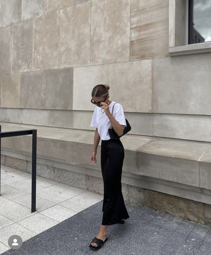 Elegant satinmaxinederdel i lyseblå med høj talje og flydende pasform, perfekt til forårsgarderoben og alsidige lejligheder.