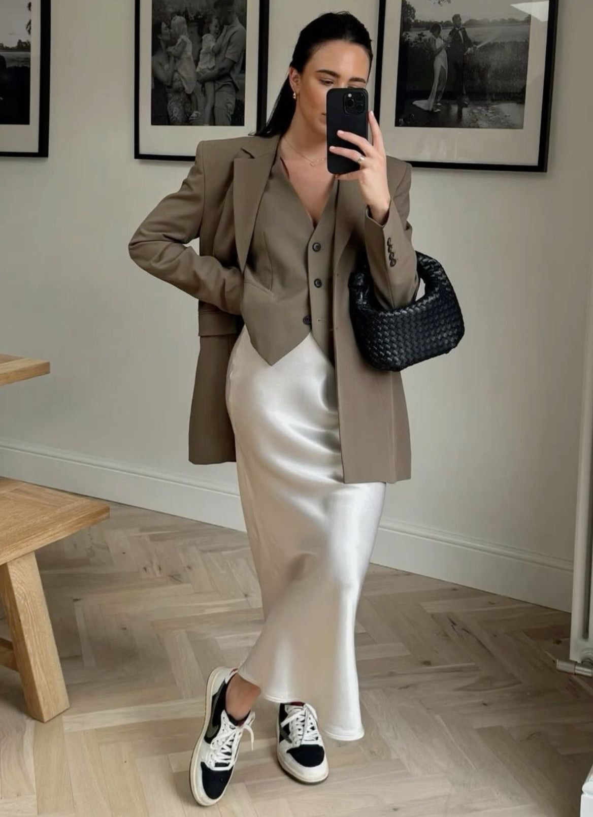 Elegant satinmaxinederdel i lyseblå med høj talje og flydende pasform, perfekt til forårsgarderoben og alsidige lejligheder.