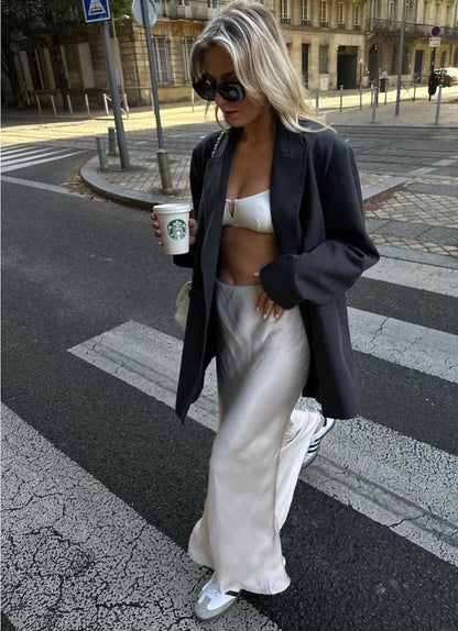 Elegant satinmaxinederdel i lyseblå med høj talje og flydende pasform, perfekt til forårsgarderoben og alsidige lejligheder.