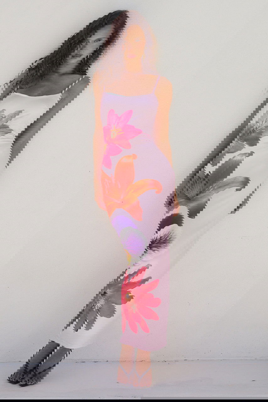 "Elegant Selina kjole i figursyet snit med klassisk blomsterprint, perfekt til kvinder for både komfort og stil."