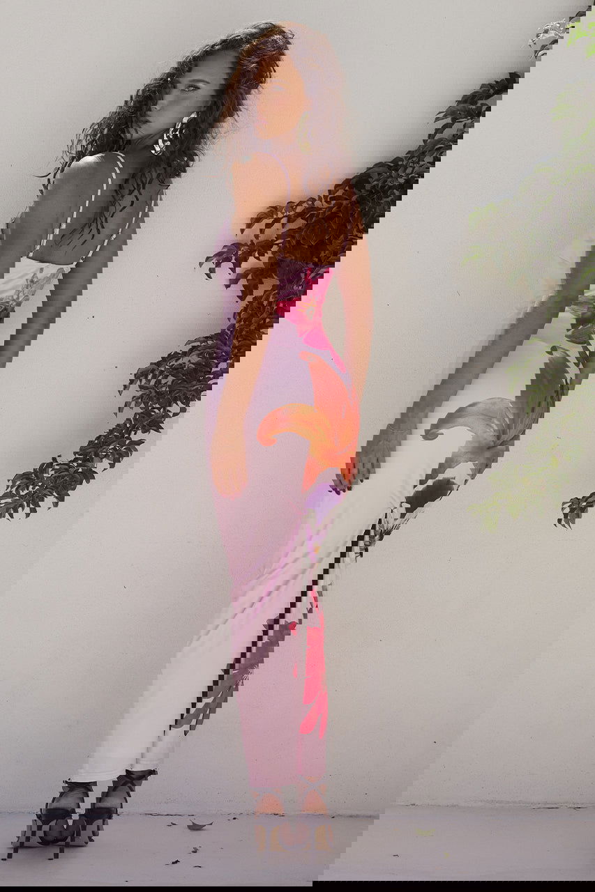 "Elegant Selina kjole i figursyet snit med klassisk blomsterprint, perfekt til kvinder for både komfort og stil."