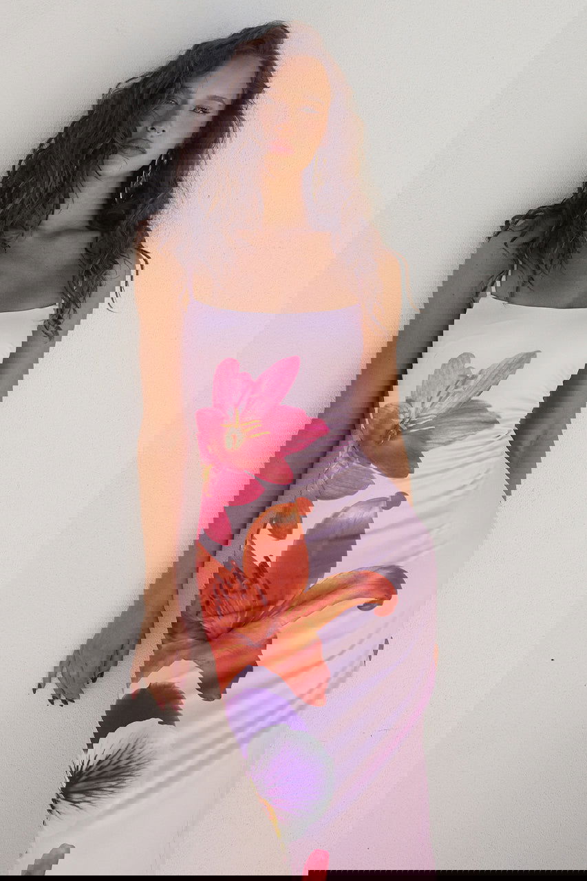 "Elegant Selina kjole i figursyet snit med klassisk blomsterprint, perfekt til kvinder for både komfort og stil."