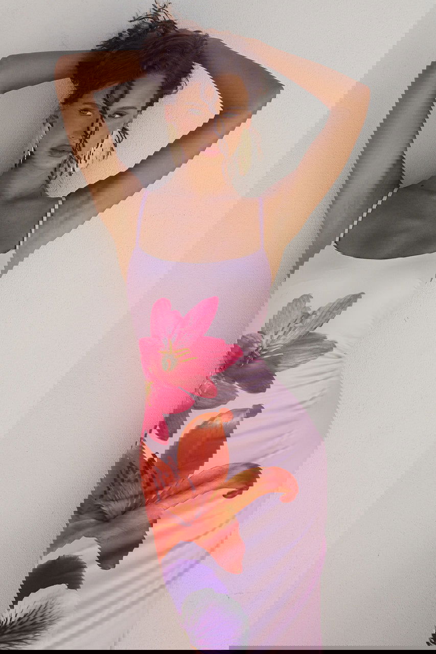 "Elegant Selina kjole i figursyet snit med klassisk blomsterprint, perfekt til kvinder for både komfort og stil."