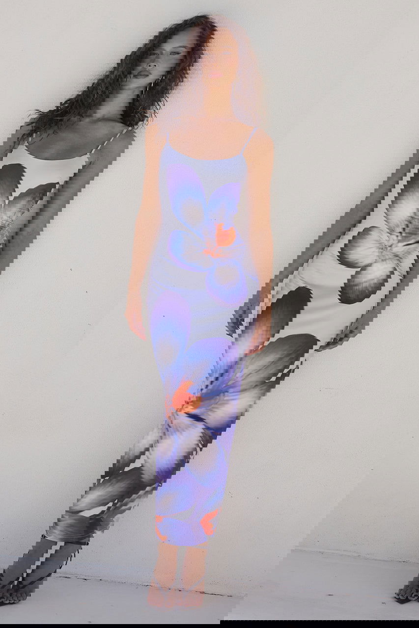 "Elegant Selina kjole i figursyet snit med klassisk blomsterprint, perfekt til kvinder for både komfort og stil."