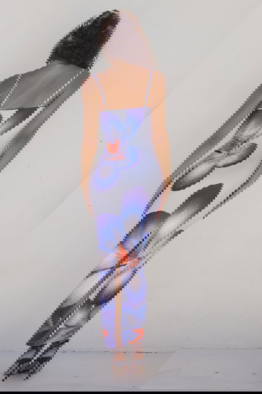 "Elegant Selina kjole i figursyet snit med klassisk blomsterprint, perfekt til kvinder for både komfort og stil."