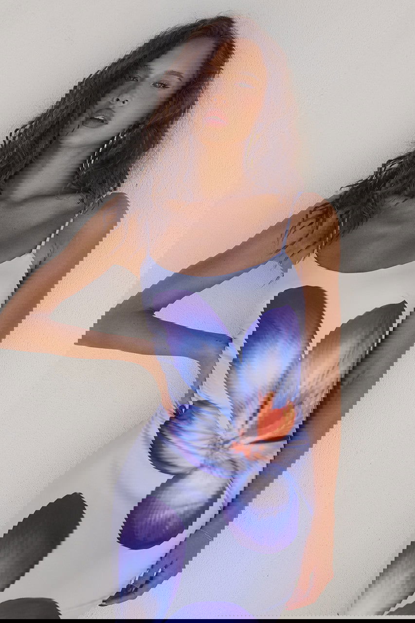 "Elegant Selina kjole i figursyet snit med klassisk blomsterprint, perfekt til kvinder for både komfort og stil."