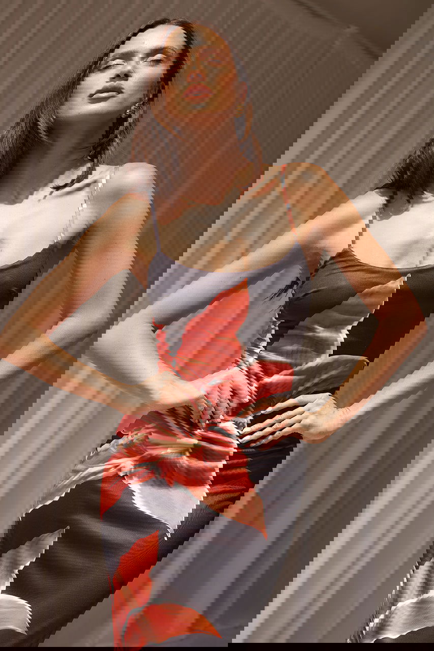 "Elegant Selina kjole i figursyet snit med klassisk blomsterprint, perfekt til kvinder for både komfort og stil."