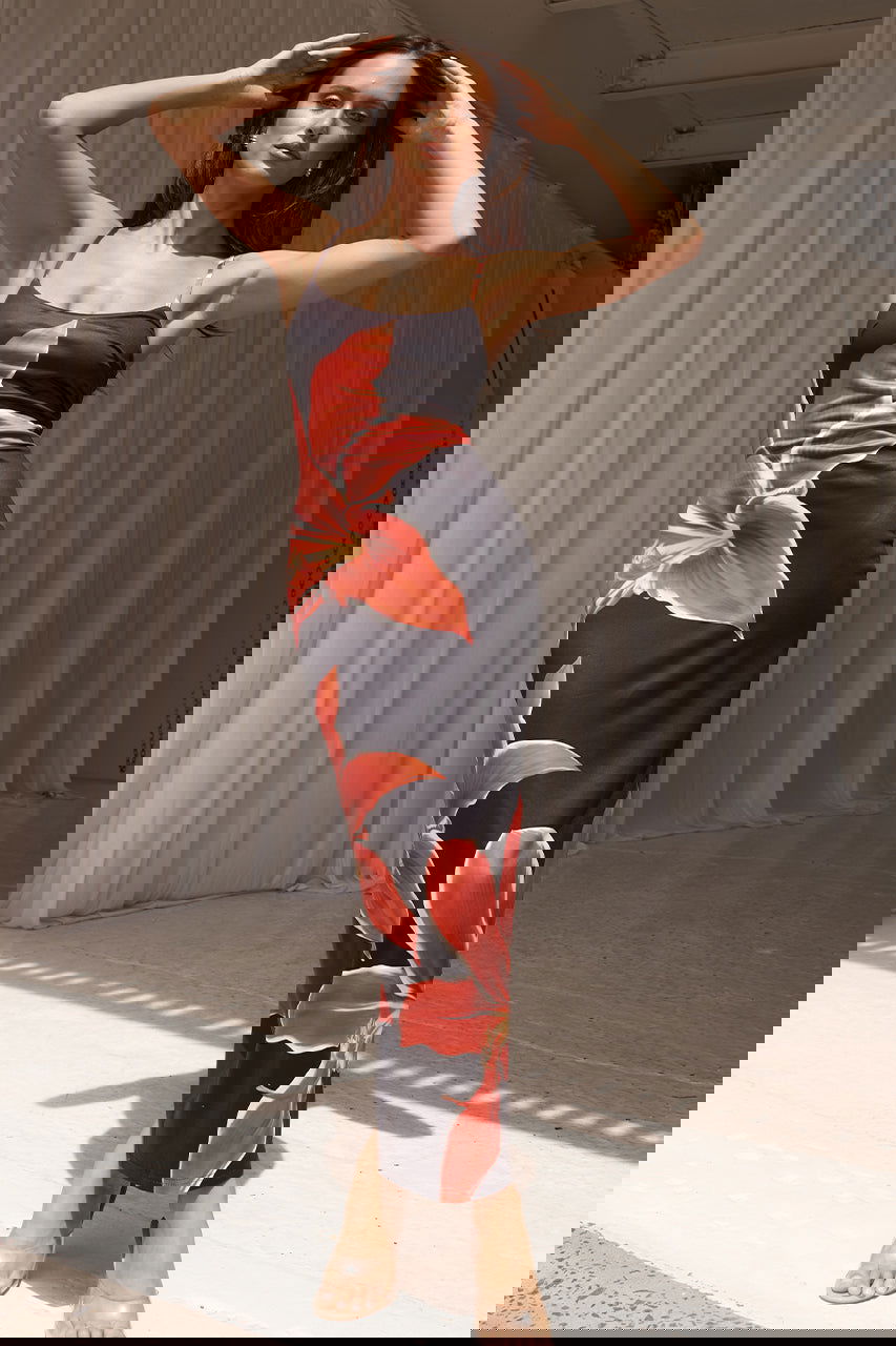 "Elegant Selina kjole i figursyet snit med klassisk blomsterprint, perfekt til kvinder for både komfort og stil."