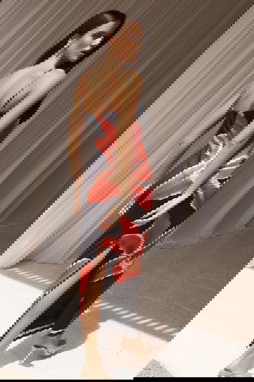 "Elegant Selina kjole i figursyet snit med klassisk blomsterprint, perfekt til kvinder for både komfort og stil."