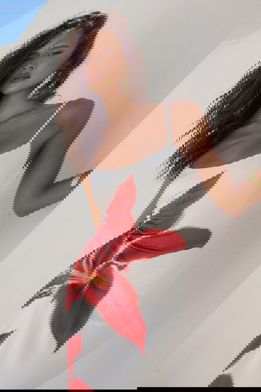 "Elegant Selina kjole i figursyet snit med klassisk blomsterprint, perfekt til kvinder for både komfort og stil."