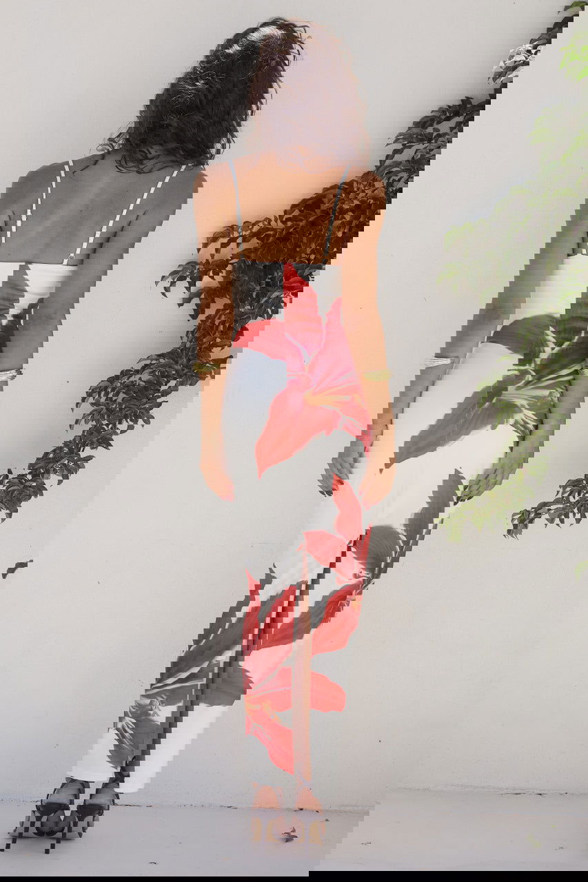 "Elegant Selina kjole i figursyet snit med klassisk blomsterprint, perfekt til kvinder for både komfort og stil."