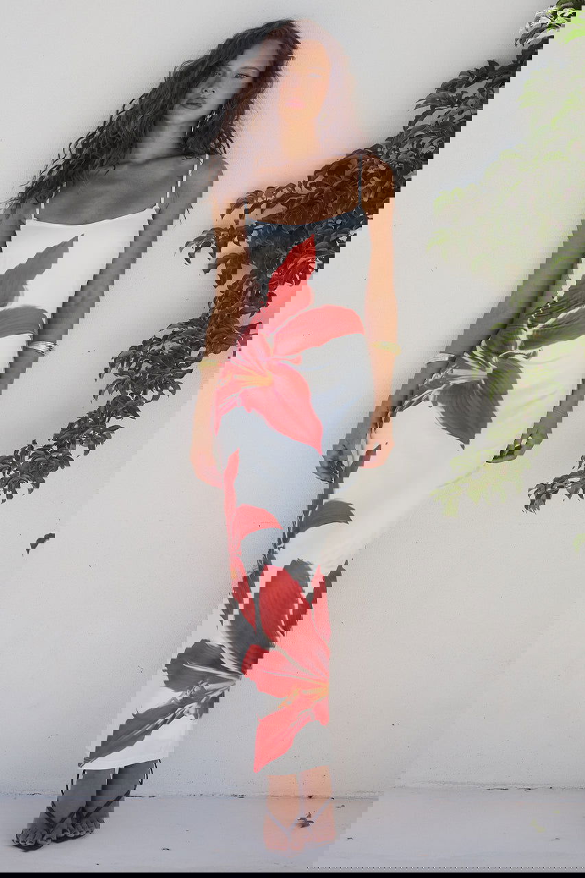 "Elegant Selina kjole i figursyet snit med klassisk blomsterprint, perfekt til kvinder for både komfort og stil."