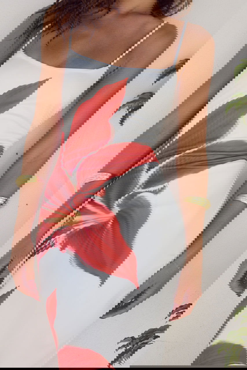 "Elegant Selina kjole i figursyet snit med klassisk blomsterprint, perfekt til kvinder for både komfort og stil."