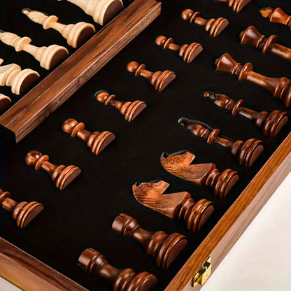 "Elegant skaksæt med detaljerede brikker på klassisk bræt, ideelt til sofistikeret skakspil og sikker opbevaring."