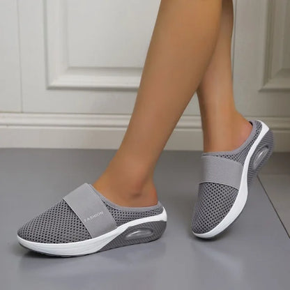 Elegant slip-on damesandaler i sort med komfortabel polstring og tidløst design, perfekt til daglig brug og fest.