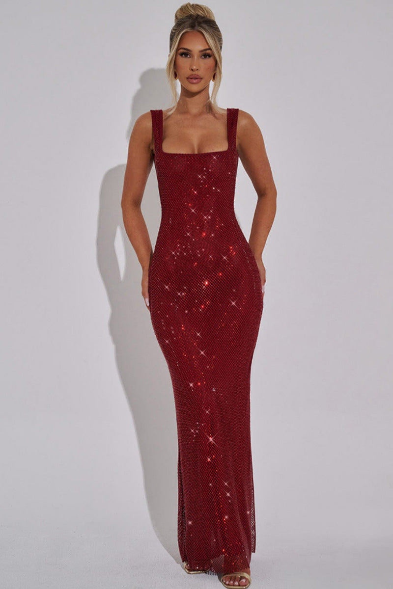 Elegant sølvfarvet lang pailletkjole, glitrende stof, ankel-længde, flatterende pasform til formelle arrangementer.