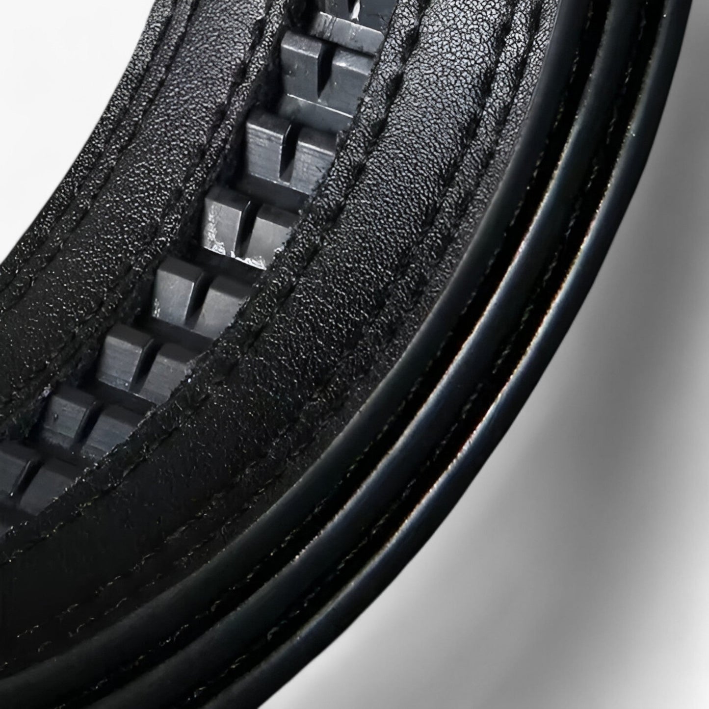 "Elegant sort Nico bælte med automatisk spænde, perfekt til både formel og afslappet stil, holdbart og tidløst."