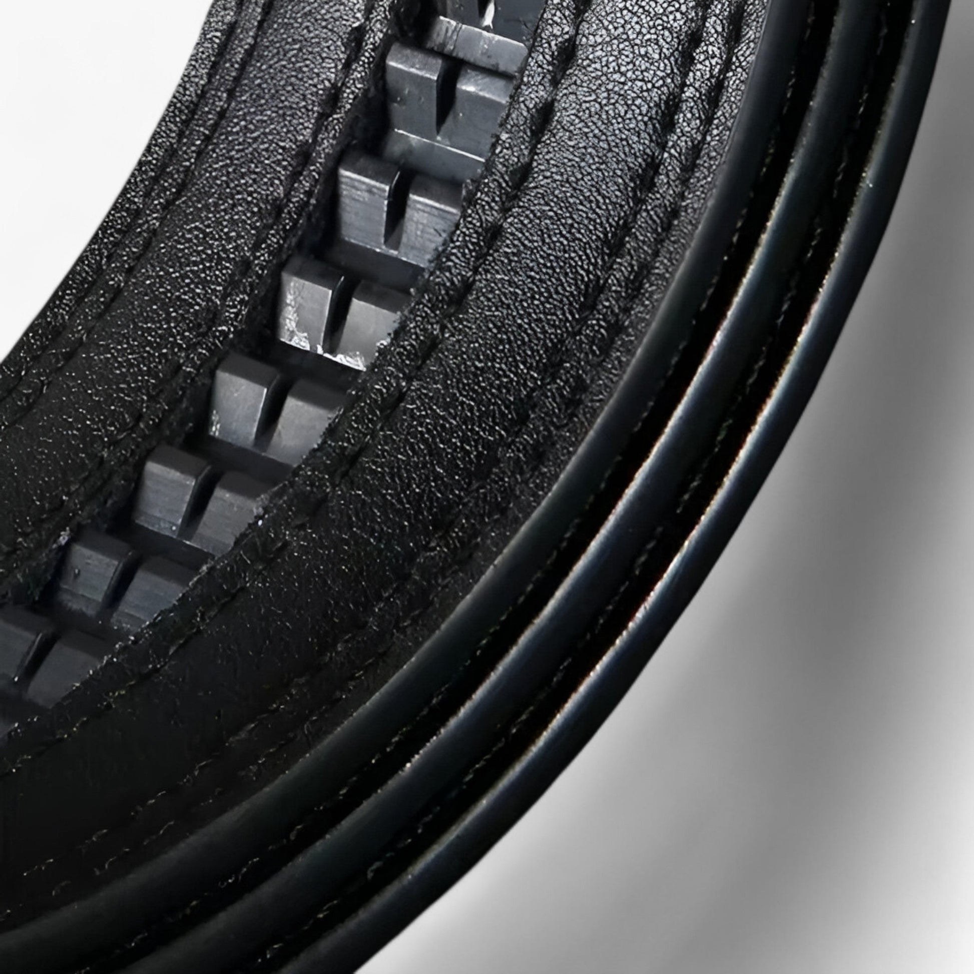 "Elegant sort Nico bælte med automatisk spænde, perfekt til både formel og afslappet stil, holdbart og tidløst."