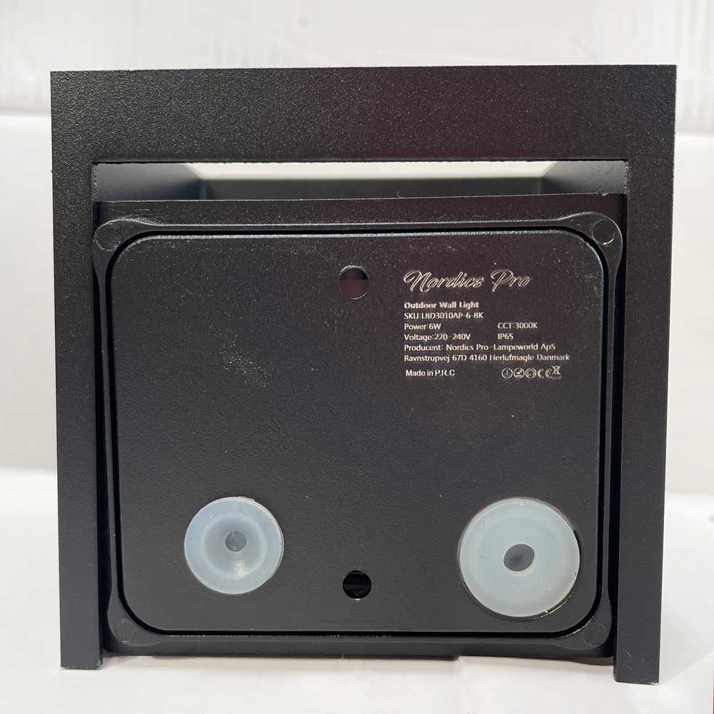 "Elegant sort udendørs LED væglampe, IP65, 6W med justerbar dobbeltlysstråle for facade og terrasse belysning."