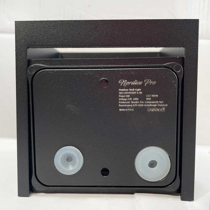 "Elegant sort udendørs LED væglampe, IP65, 6W med justerbar dobbeltlysstråle for facade og terrasse belysning."