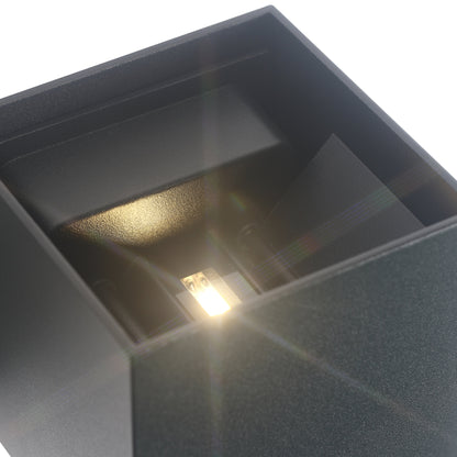 "Elegant sort udendørs LED væglampe, IP65, 6W med justerbar dobbeltlysstråle for facade og terrasse belysning."