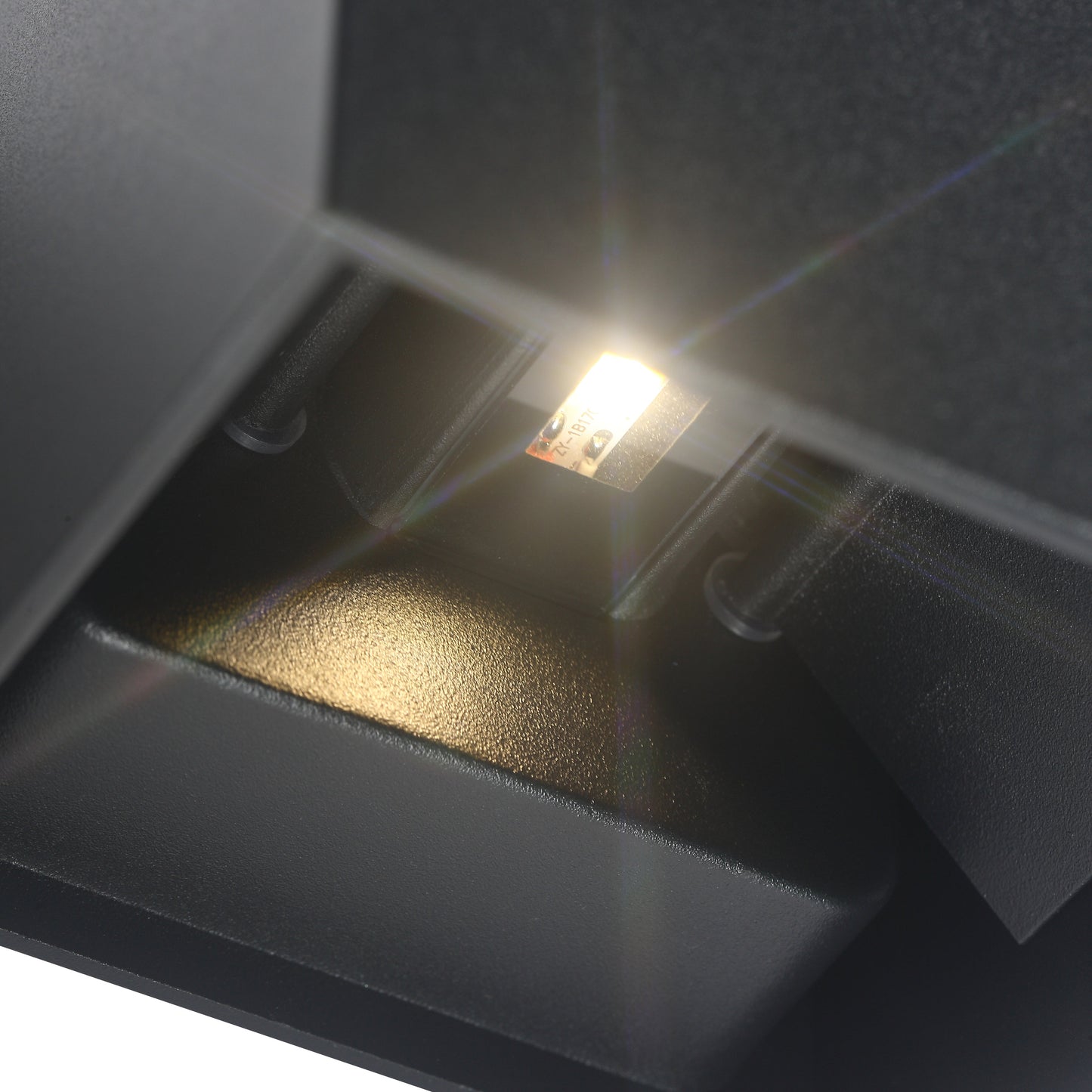 "Elegant sort udendørs LED væglampe, IP65, 6W med justerbar dobbeltlysstråle for facade og terrasse belysning."