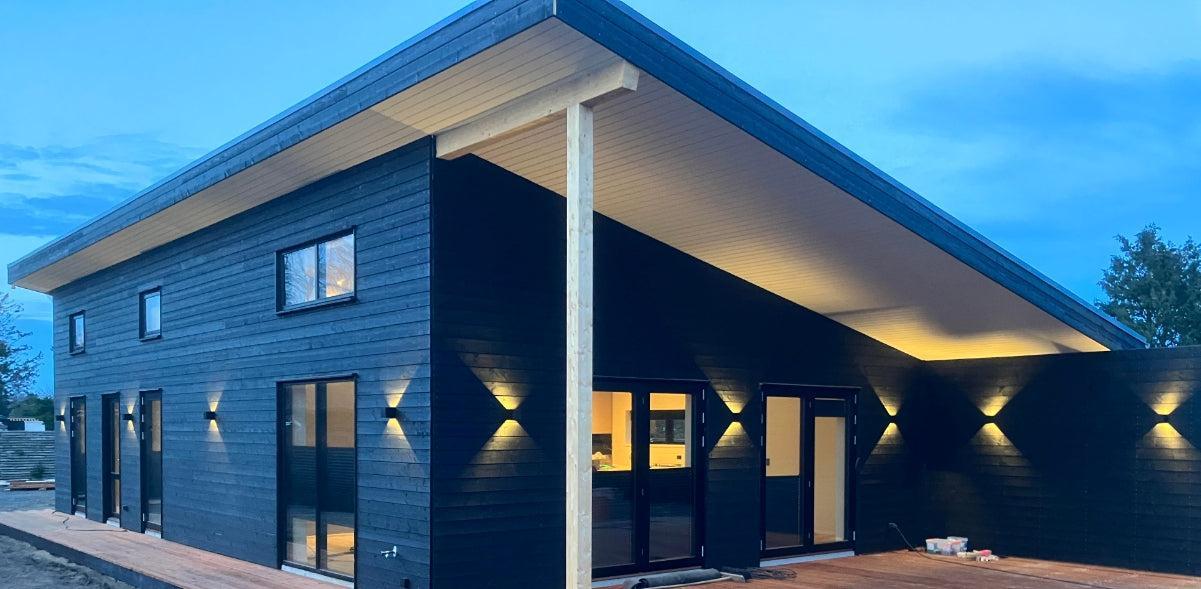 "Elegant sort udendørs LED væglampe, IP65, 6W med justerbar dobbeltlysstråle for facade og terrasse belysning."