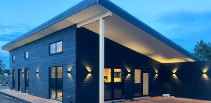 "Elegant sort udendørs LED væglampe, IP65, 6W med justerbar dobbeltlysstråle for facade og terrasse belysning."