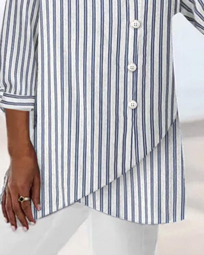 "Elegant stribet damebluse med 3/4 ærmer, frontbillede. Moderne design i komfortable, åndbare materialer."