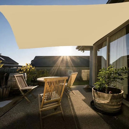 "Elegant SunStopper™ solskærm på terrasse. Vandtæt 420D polyester, UV-beskyttelse, rektangulær form, nem installation."