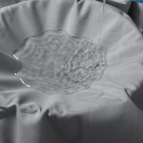 "Elegant SunStopper™ solskærm på terrasse. Vandtæt 420D polyester, UV-beskyttelse, rektangulær form, nem installation."