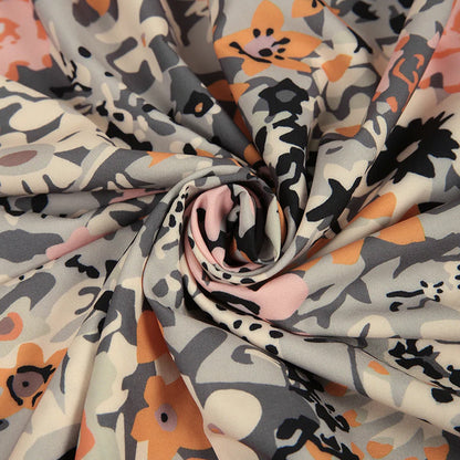 "Elegant Una midikjole i blødt stof, løs pasform, klassisk midilængde, perfekt til både hverdag og aftenbrug."