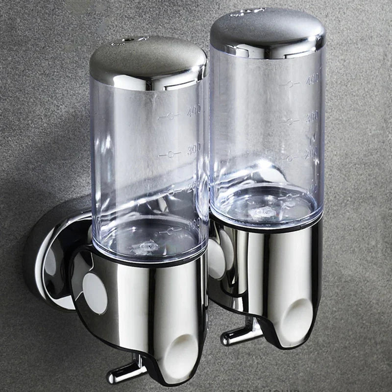 "Elegant vægmonteret sæbedispenser med dobbelt rum, minimalistisk design, gennemsigtige sektioner for nemt overblik."