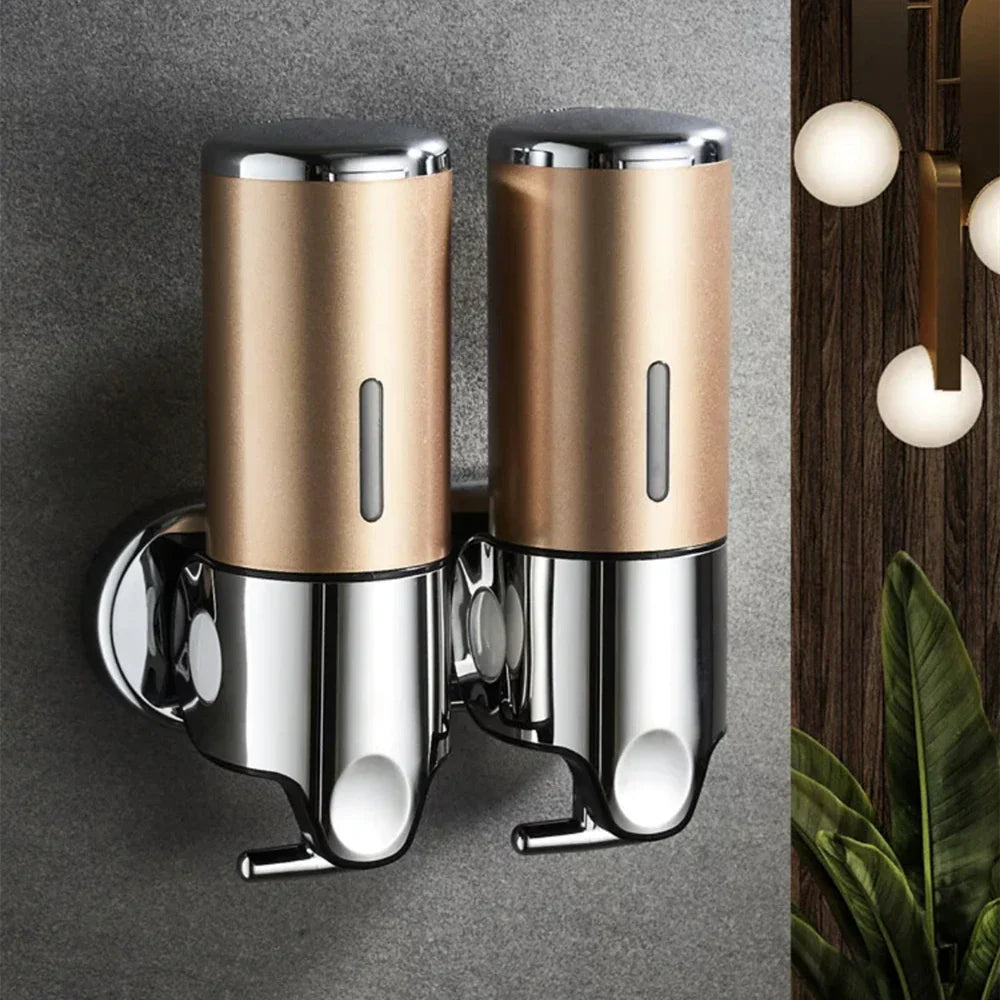 "Elegant vægmonteret sæbedispenser med dobbelt rum, minimalistisk design, gennemsigtige sektioner for nemt overblik."