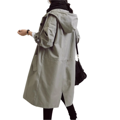 "Elegant, vandafvisende trenchcoat til kvinder i klassisk design, med bælte og lommer, velegnet til overgangsvejr."