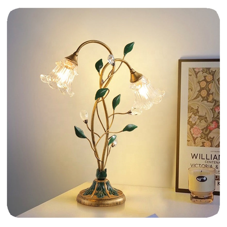"Elegant vintage bordlampe med fransk blomstret design, delikate blomsterdetaljer og jern-krystal-glas struktur."