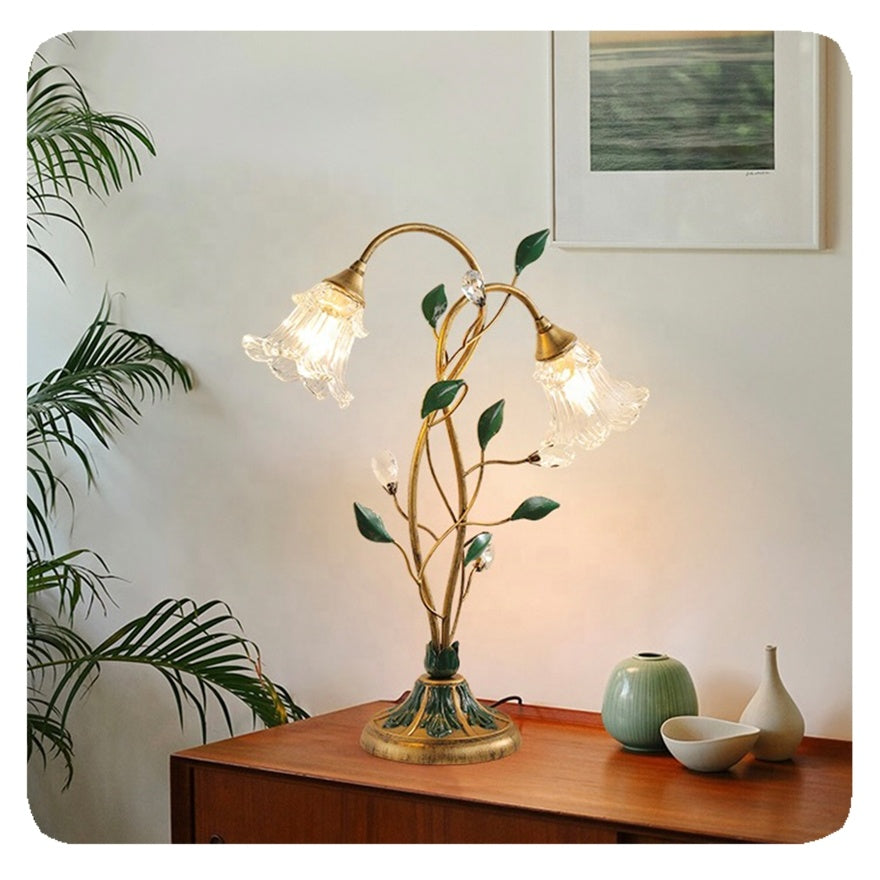 "Elegant vintage bordlampe med fransk blomstret design, delikate blomsterdetaljer og jern-krystal-glas struktur."