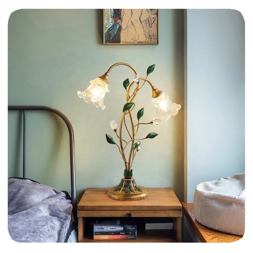 "Elegant vintage bordlampe med fransk blomstret design, delikate blomsterdetaljer og jern-krystal-glas struktur."