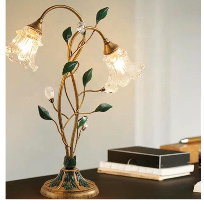 "Elegant vintage bordlampe med fransk blomstret design, delikate blomsterdetaljer og jern-krystal-glas struktur."