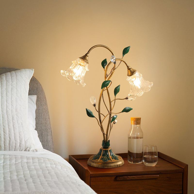 "Elegant vintage bordlampe med fransk blomstret design, delikate blomsterdetaljer og jern-krystal-glas struktur."