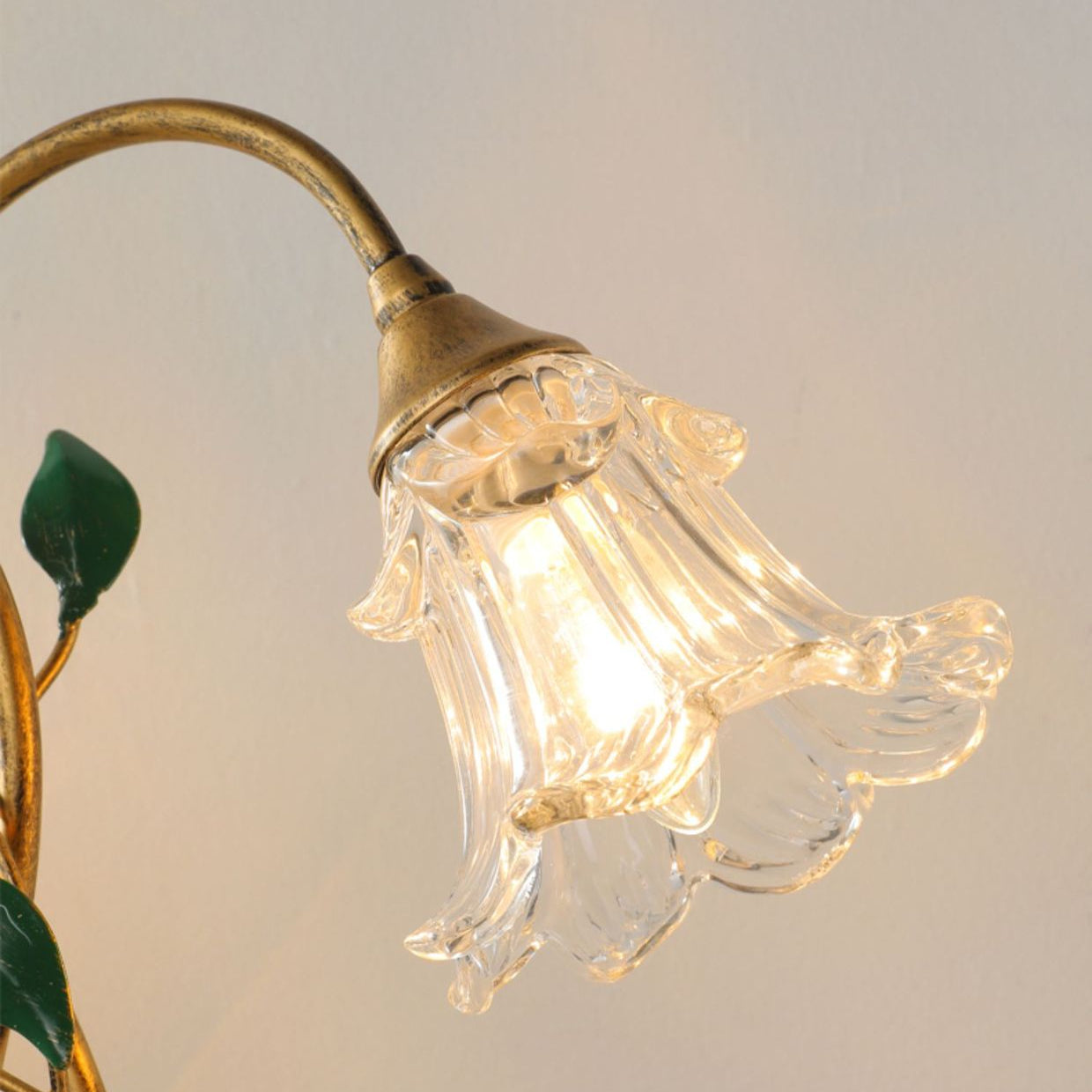 "Elegant vintage bordlampe med fransk blomstret design, delikate blomsterdetaljer og jern-krystal-glas struktur."