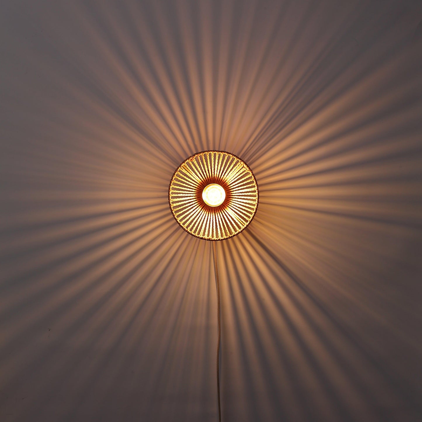 "Elegant Wave væglampe Ø20 i flettet papirrebsdesign, naturligt og rustikt look med stemningsfuldt blødt lys."