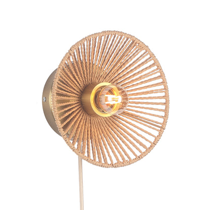 "Elegant Wave væglampe Ø20 i flettet papirrebsdesign, naturligt og rustikt look med stemningsfuldt blødt lys."