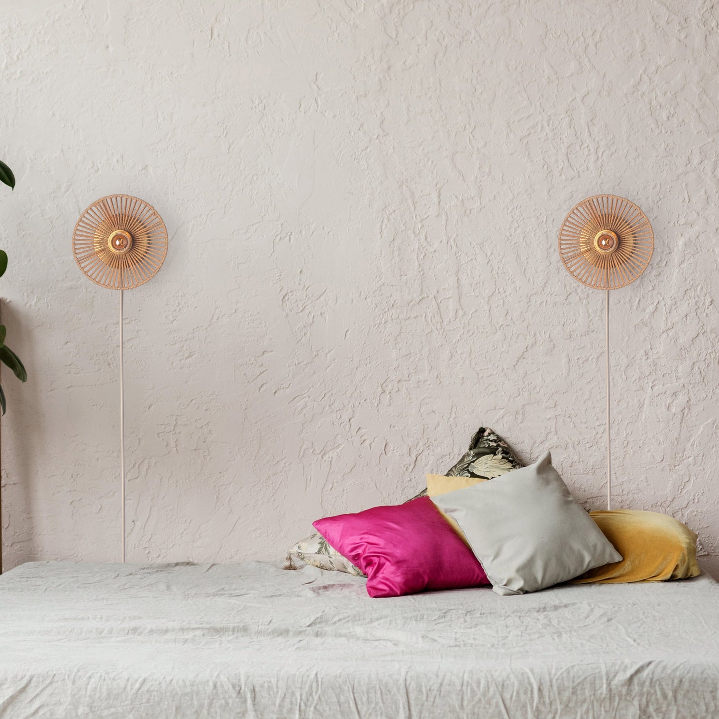 "Elegant Wave væglampe Ø20 i flettet papirrebsdesign, naturligt og rustikt look med stemningsfuldt blødt lys."