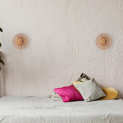 "Elegant Wave væglampe Ø20 i flettet papirrebsdesign, naturligt og rustikt look med stemningsfuldt blødt lys."