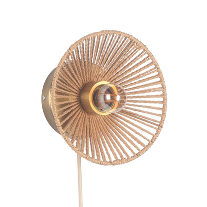 "Elegant Wave væglampe Ø20 i flettet papirrebsdesign, naturligt og rustikt look med stemningsfuldt blødt lys."