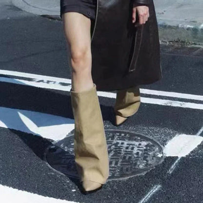 "Elegante brun fold-over øko-læder knæstøvler med spids tå og blokhæl, ideelle til stilfuld komfort."