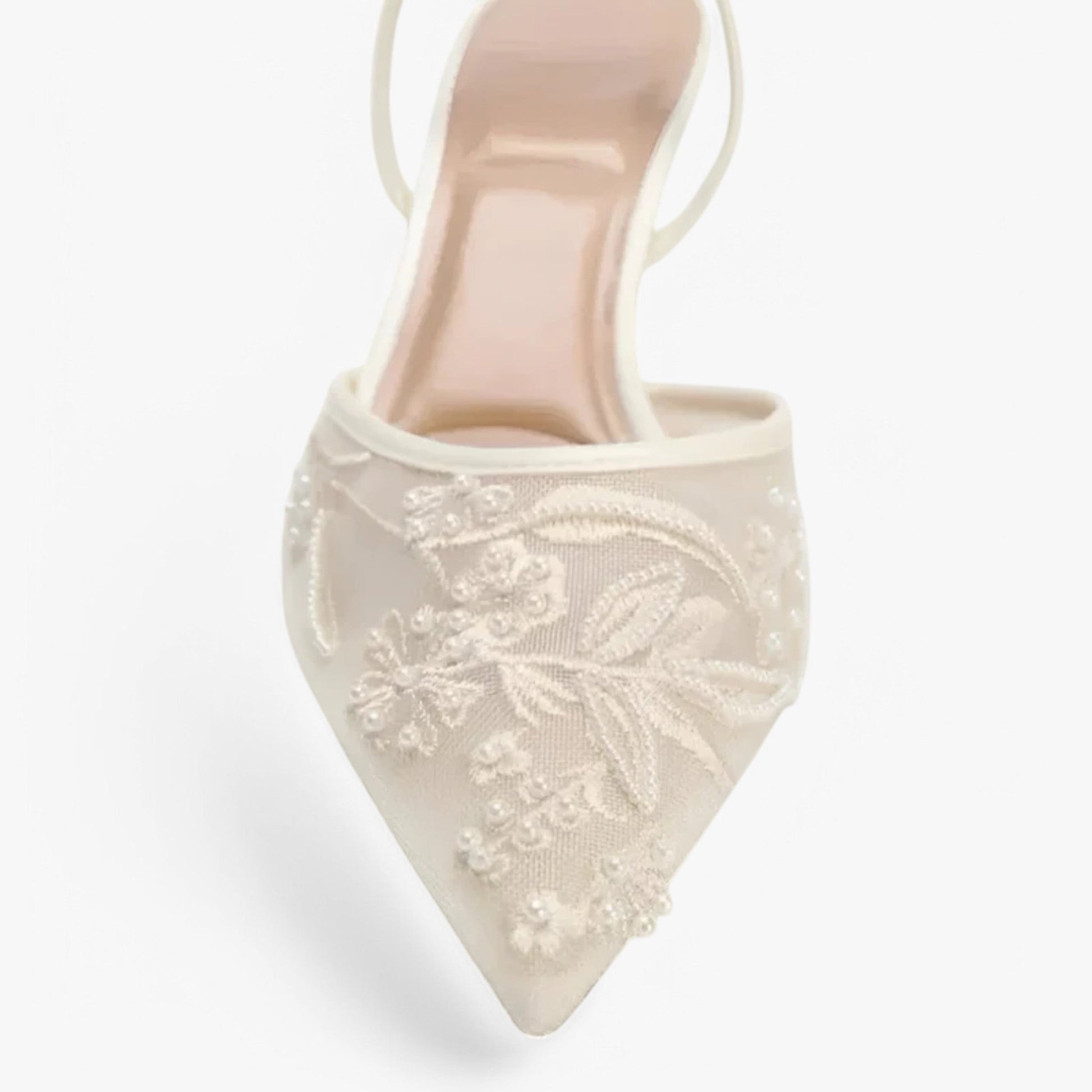 "Elegante damemesh-hæle med blomsterbroderi og spidse tå, perfekte til sommerarrangementer og stilfulde anledninger."