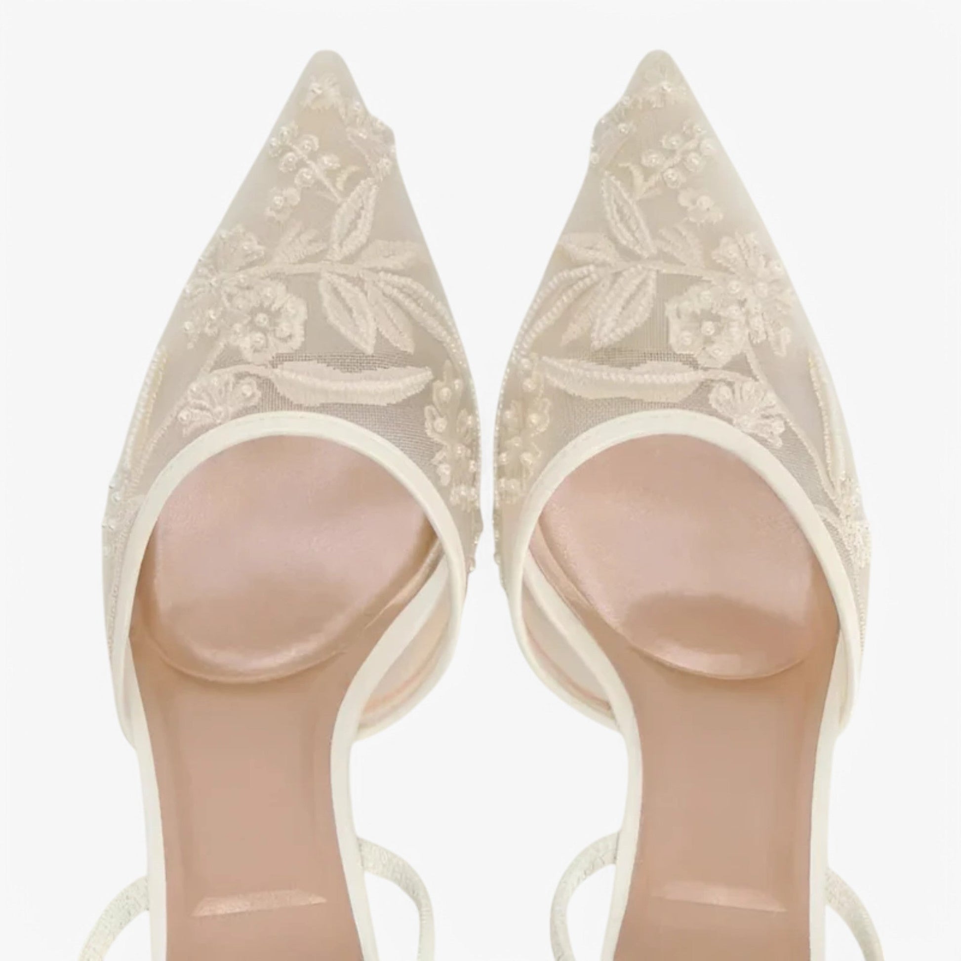 "Elegante damemesh-hæle med blomsterbroderi og spidse tå, perfekte til sommerarrangementer og stilfulde anledninger."